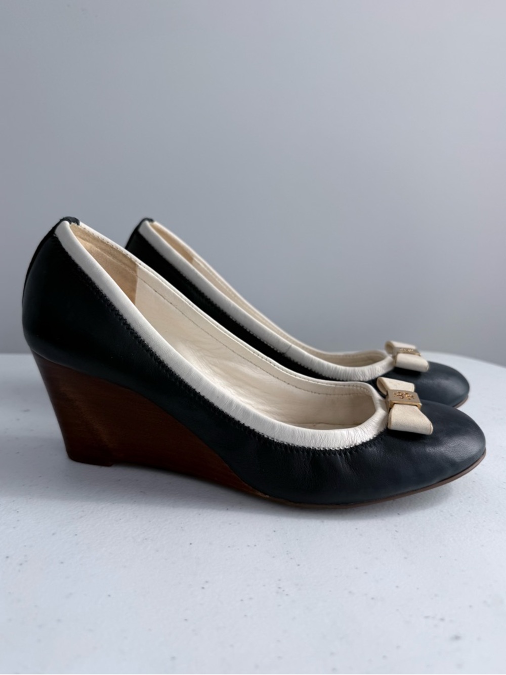 Tory Burch Shoes Sally Two Tone Leather Wedge Pumps Navy Ivory 6.5 / 36.5 Preppy - Picture 9 of 16